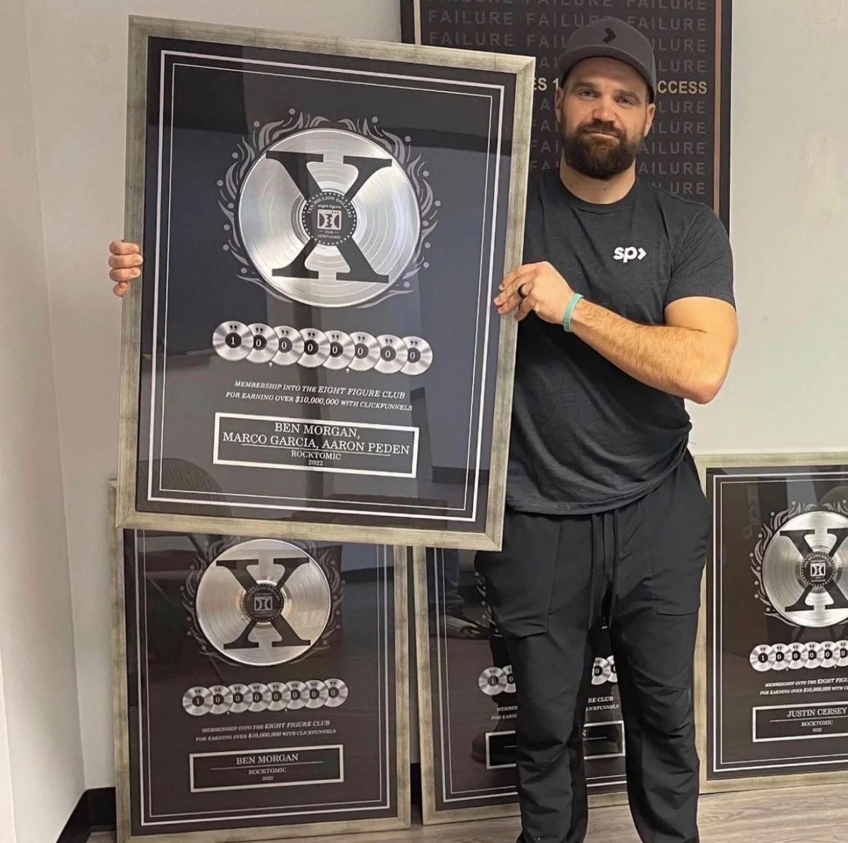 Aaron Peden holding Rocktomic’s 2022 ClickFunnels Eight Figure Club award